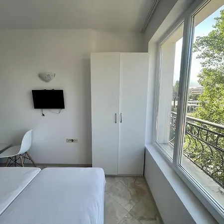 White Studio With а Pool In 아파트