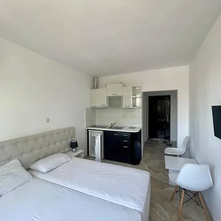 דירה White Studio With а Pool In *