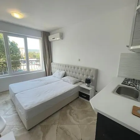 アパート White Studio With а Pool In サニービーチ